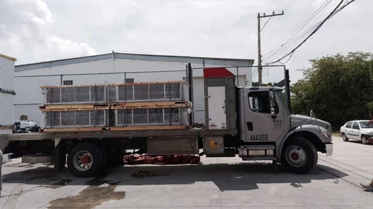 Camión de envíos Dnusmir